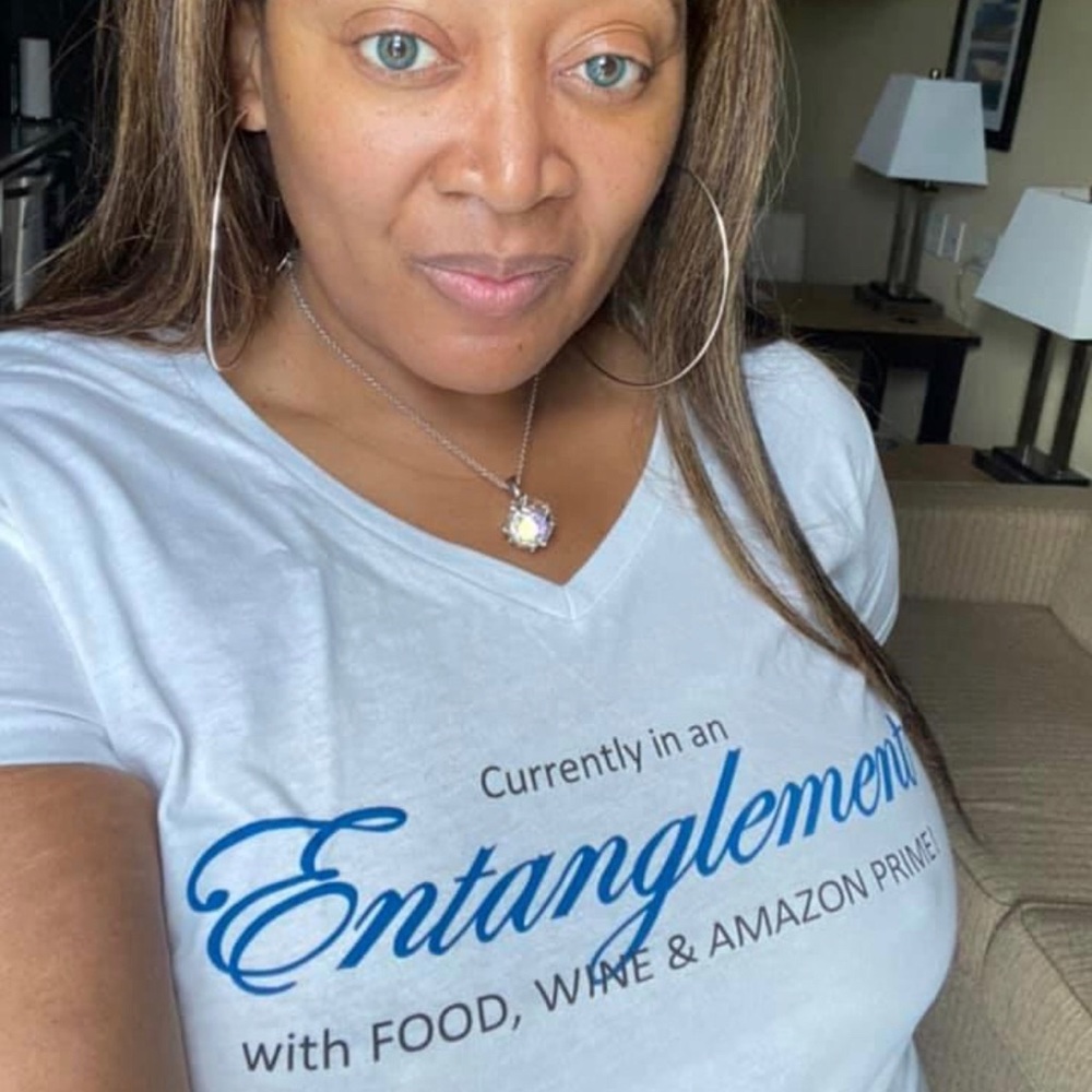 Entanglement T-shirt red accent ROUND NECK